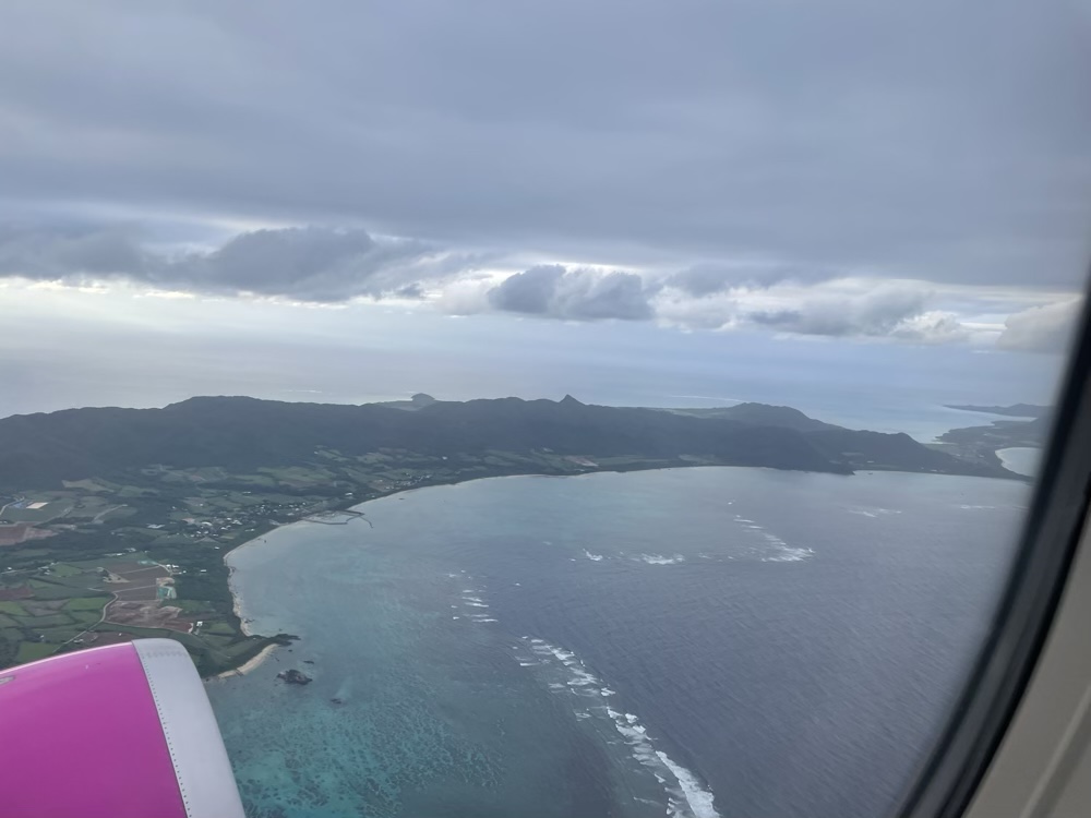 飛行機から石垣島を望む